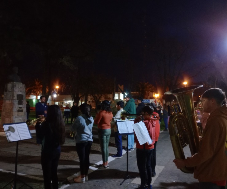 EMOTIVO HOMENAJE AL PIE DEL BUSTO DE NUESTRO LIBERTADOR