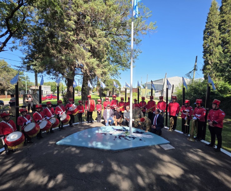 SERVICIO  EMOTIVO EN LA PLAZA "PEDRO RAÚL LOCARDI"  RECORDANDO CON HONOR, RESPETO Y GRATITUD A LOS VETERANOS Y CAÍDOS